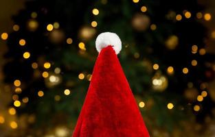 Bonnet de Noel sur le fond d'un arbre de Noël et des guirlandes