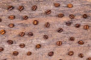 Grains de café aromatiques sur table en bois blanc photo