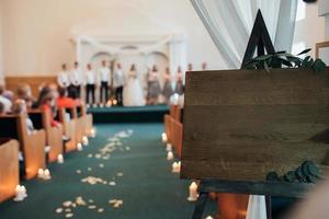 cérémonie de mariage floue dans l'église photo