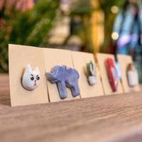 petites étiquettes jouets animaux sur la table photo