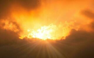 nuageux Jaune le coucher du soleil ciel avec rayons de soleil photo