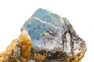 Pierre minérale macro corindon dans la roche un fond blanc photo