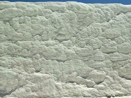 Naturel calcaire Contexte avec traces de l'eau de Pamukkale dans dinde dans fermer photo
