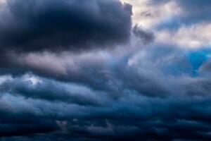 menaçant foncé marine des nuages formant une pittoresque original Contexte photo