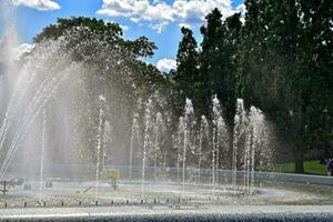 grand Fontaine sur une chaud été journée dans Varsovie dans Pologne photo