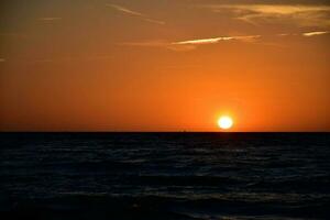 Orange le coucher du soleil sur le plage de le baltique mer dans Pologne photo