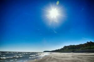 chaud sans nuages journée sur le plage. baltique mer paysage dans Pologne photo