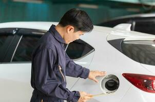 auto mécanicien travail dans garage, technicien homme travail dans auto un service avec levé véhicule, voiture réparation, et entretien photo