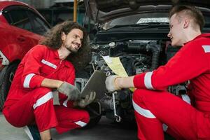 mécanique équipe dans uniforme sont travail dans auto service, technicien vérification moderne voiture à garage, voiture réparation et entretien concepts photo