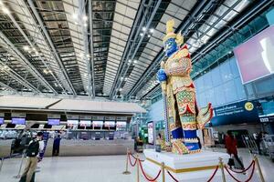 le à plusieurs niveaux toit bushapaka trône consacrant une reliquaire euh de le charge Bouddha à suvarnabhumi aéroport dans Bangkok, Thaïlande. photo