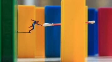 une miniature Humain figure avec le Puissance de une araignée sauter plus de une coloré bloquer jouet. leur concept de réinventer super-héros. photo