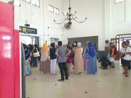 tégal, mai 2023. le atmosphère à tegal train station a été plein de gens faire la queue à vérifier leur des billets à avoir dans le train voitures dans le Matin. photo