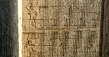 louxor Egypte Mars 22, 2023 hiéroglyphes à le Karnak temple. Egypte photo