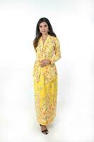 Sud est asiatique Indien course ethnique origine femme portant Jaune kebaya baju kurung robe costume multiracial communauté sur blanc Contexte photo