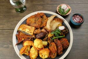 Indien bengali orgelet variété installateur Profond frit tanpura piaju pakoda battu choufleur aubergine Dumplings chola dal frire Rendez-vous pour iftar petit déjeuner casse-croûte confort nourriture rustiques bois Contexte photo