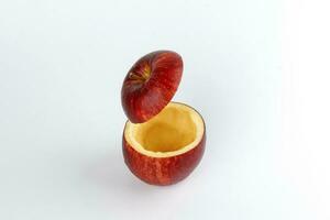 santé rouge Couper Pomme flottant Haut tranche jus boisson idée concept sur blanc Contexte photo