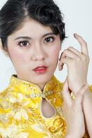 Jeune magnifique femme dans chinois cheongsam moderne maquillage photo