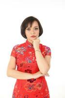 Sud est asiatique malais course ethnique origine femme portant chinois robe costume rouge batik impression samfu cheongsam multiracial communauté sur blanc Contexte photo