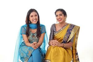 deux Sud est asiatique Indien course ethnique origine femme portant Indien robe costume partager et salwar kameez multiracial communauté sur blanc Contexte photo