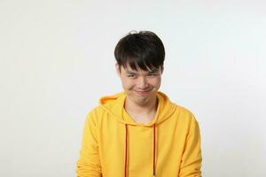 Jeune bien à la recherche asiatique chinois malais homme pose visage corps expression mode émotion sur blanc Contexte spirituel marrant sourire photo
