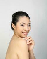 Jeune magnifique sud-est asiatique femme beauté mode maquillage lumière gris blanc Contexte photo