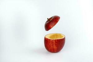 santé rouge Couper Pomme flottant Haut tranche jus boisson idée concept sur blanc Contexte photo
