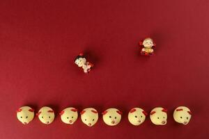 chinois Nouveau année rat Souris en forme de biscuit garçon fille poupée sur rouge Contexte photo