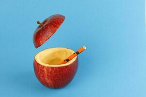 santé rouge Couper Pomme recyclable papier paille jus boisson idée concept sur bleu Contexte photo