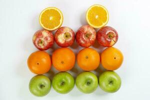 rouge vert Pomme Orange fruit sur blanc Contexte photo