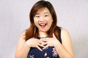 Jeune attrayant sud-est asiatique femme posant faciale expression content joyeux sorti photo