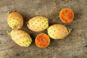Jaune Orange cactus fruit épineux poire épineux juteux photo