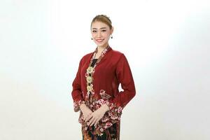 asiatique femme traditionnel rouge bordeaux kebaya partager sur blanc Contexte content sourire photo