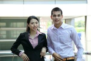 Jeune Sud est asiatique milieu est homme femme affaires collègue Extérieur supporter pose photo