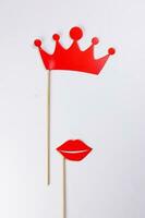 rouge couronne lèvres forme papier mourir Couper selfie portrait fête amusement papier soutenir autocollant bâton sur blanc Contexte photo