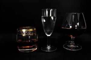 verres avec différentes boissons brandy whisky champagne ou bourbon photo