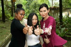 groupe de femme copains malais chinois Indien asiatique Extérieur parc la nature pose expression content sourire les pouces en haut photo