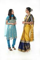 deux Sud est asiatique Indien course ethnique origine femme portant Indien robe costume partager et salwar kameez multiracial communauté sur blanc Contexte photo