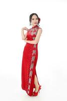 Sud est asiatique chinois course ethnique origine femme portant rouge velours cheongsam avec main cousu séquence travail robe costume sur blanc Contexte photo