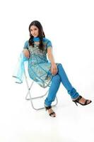 Sud est asiatique Indien course ethnique origine femme portant Indien robe costume salwar kameez multiracial communauté sur blanc Contexte photo