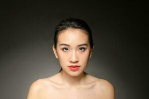 Jeune magnifique asiatique femme faciale expression photo