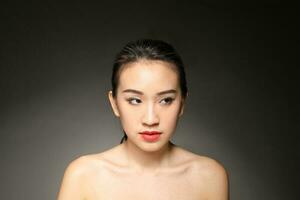 Jeune magnifique asiatique femme faciale expression photo