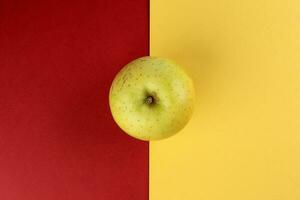 Jaune vert Pomme sur Jaune rouge Couleur papier Contexte copie espace pour texte photo