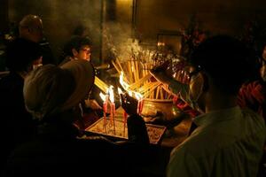 Hong Kong, central-janvier 25, 2020 dévots à homme mo temple pour offrandes et prières pour chinois Nouveau an. dans brouillard de manifestation et roman corona virus, 2019-nCoV, COVID-19 [feminine. photo