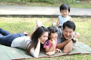 Sud est asiatique Jeune père mère fille fils parent garçon fille enfant activité en plein air parc photo