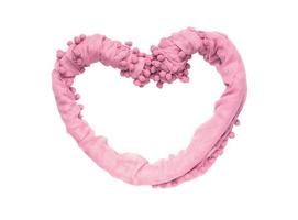 Cadre en forme de coeur de tissu rose torsadé isolé sur fond blanc photo