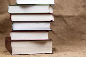 une pile de vieux livres reliés photo