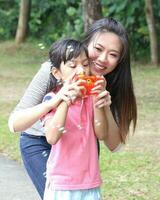 Sud est asiatique Jeune père mère fille fils parent garçon fille enfant activité en plein air parc photo