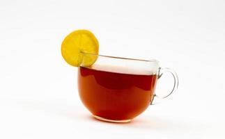 Thé en tasse avec des feuilles de menthe et de citron isolé sur fond blanc photo