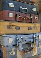 pile de valises en cuir vintage photo