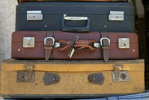 pile de valises en cuir vintage photo